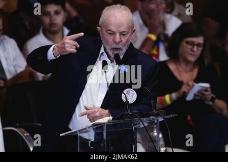 San Paolo, Brasile. 05th ago 2022. SP - Sao Paulo - 08/05/2022 - SAN PAOLO, CONFERENZA SANITARIA LIBERA, DEMOCRATICA E POPOLARE - ex presidente e attuale candidato presidenziale Luis Inacio Lula da Silva (PT) durante la Conferenza libera, democratica e popolare de Saude 2022, Che si svolge a Casa de Portugal, nella regione centrale della città di San Paolo, questo Venerdì (05). La conferenza di Frente Pela Vida ha come tema la difesa del sistema sanitario unificato (SUS). Foto: Ettore Chiereguini/AGIF/Sipa USA Credit: Sipa USA/Alamy Live News Foto Stock