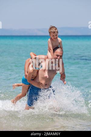 Padre e per il divertimento di tutta la famiglia Seashore Foto Stock