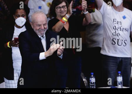 San Paolo, Brasile. 05th ago 2022. SP - Sao Paulo - 08/05/2022 - SAN PAOLO, CONFERENZA SANITARIA LIBERA, DEMOCRATICA E POPOLARE - ex presidente e attuale candidato presidenziale Luis Inacio Lula da Silva (PT) durante la Conferenza libera, democratica e popolare de Saude 2022, Che si svolge a Casa de Portugal, nella regione centrale della città di San Paolo, questo Venerdì (05). La conferenza di Frente Pela Vida ha come tema la difesa del sistema sanitario unificato (SUS). Foto: Ettore Chiereguini/AGIF/Sipa USA Credit: Sipa USA/Alamy Live News Foto Stock