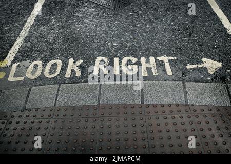 Dublino - GUARDATE A DESTRA al crosswalk, Irlanda Foto Stock