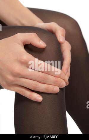 Dolore alle ginocchia femminile sfregamento Foto Stock