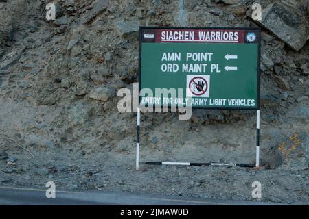 Siachen, Leh, India 09 Aprile 2022 - Segnaletica con direzione stradale per il campo base dell'esercito indiano Siachen. Il ghiacciaio Siachen si trova nel Karakoram Foto Stock