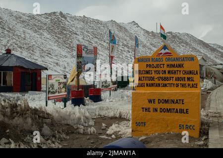 Passo di Changla, India 09 Aprile 2022 - Bandiera indiana montata sul cartello del Passo di Changla in Ladakh Leh City India, è la seconda strada di montagna più alta in Foto Stock