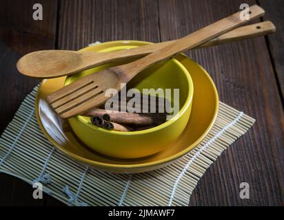 Vita morta con piatti e spatole per cibo su un vecchio tavolo Foto Stock