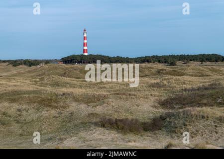 Faro dell'isola olandese Ameland con dune Foto Stock