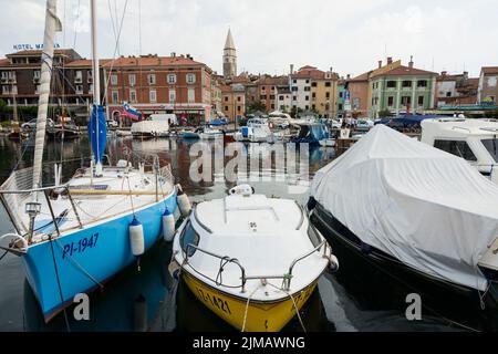 Ormeggiate barche nel porto turistico della città storica di Izola, Slovenia Foto Stock