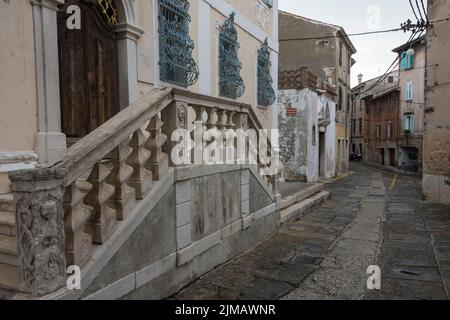 Facciata della scuola di musica di Izola, Slovenia. Foto Stock