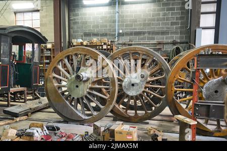 Ruote motrici della locomotiva a vapore in fase di ripristino Foto Stock