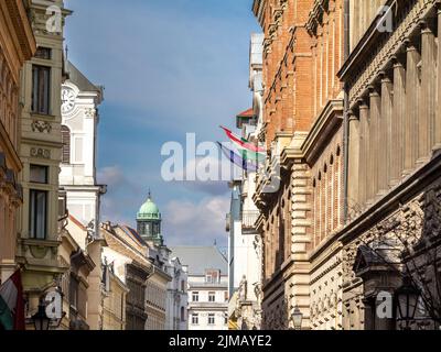 Foto di un panorama tipico di una strada residenziale del centro di Budapest, capitale dell'Ungheria, con edifici di appartamenti. Foto Stock