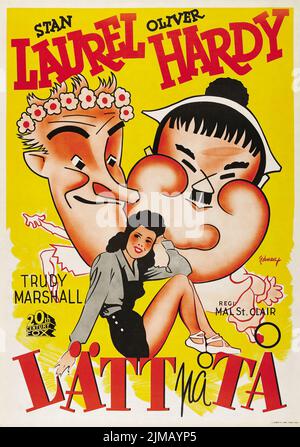 Helan och halvan. Stan Laurel, Oliver Hardy - lätt på TÅ - i maestri di danza (volpe del XX secolo, 1945). Poster del film svedese. Eric Rohman. Foto Stock