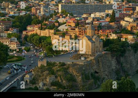 Metekhi Chiesa della Natività della Vergine Maria e il Monumento del re Vakhtang Gorgasali in Old Tbilisi, Georgia luce del giorno vista da Narikala per Foto Stock