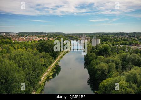 Vista aerea sul fiume loing e il ponte Charles Hocart sulla città di Nemours in Seine et Marne in Francia Foto Stock