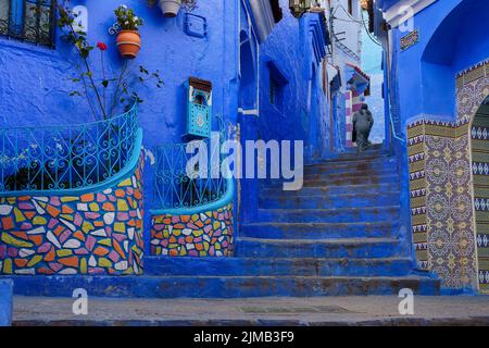 Un vicolo nella città di Chefchaouen, la perla blu, Marocco Foto Stock