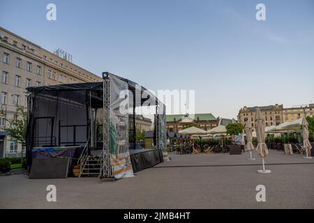 Un palco vuoto e cibo con bevande si trova in piazza Plac Wolnosci in un caldo pomeriggio estivo. Foto Stock