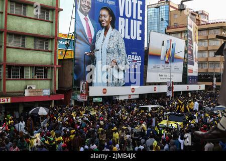 Nakuru, Kenya. 05th ago 2022. Il convoglio del candidato presidenziale dell'Alleanza Kwanza del Kenya Dr William Ruto guida un poster con le immagini di Azimio la Umoja candidato presidenziale e il suo compagno di corsa, Martha Karua durante una campagna di raduno nella città di Nakuru. Il Kenya si sta dirigendo verso le elezioni generali la prossima settimana dopo mesi di campagne politiche che terminano ufficialmente il 6 agosto 2022. Credit: SOPA Images Limited/Alamy Live News Foto Stock