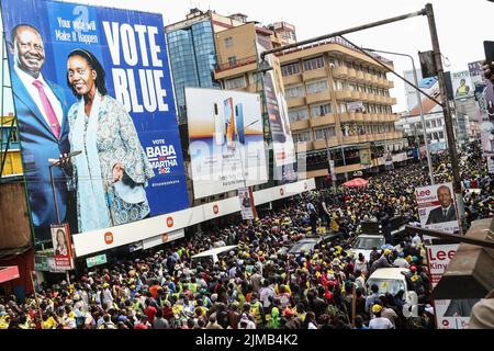 Nakuru, Kenya. 05th ago 2022. I sostenitori dell'Alleanza Kwanza del Kenya si riuniscono sotto il manifesto del candidato presidenziale Azimio la Umoja, Raila Odinga, e del suo compagno di corsa, Martha Karua, per ascoltare il loro candidato presidenziale, Dr William Ruto, durante un raduno di campagna a Nakuru. Il Kenya si sta dirigendo verso le elezioni generali la prossima settimana dopo mesi di campagne politiche che terminano ufficialmente il 6 agosto 2022. Credit: SOPA Images Limited/Alamy Live News Foto Stock