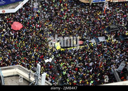 Nakuru, Kenya. 05th ago 2022. I sostenitori dell'Alleanza Kwanza del Kenya ascoltano il loro candidato presidenziale durante un raduno di campagna a Nakuru. Il Kenya si sta dirigendo verso le elezioni generali la prossima settimana dopo mesi di campagne politiche che terminano ufficialmente il 6 agosto 2022. Credit: SOPA Images Limited/Alamy Live News Foto Stock