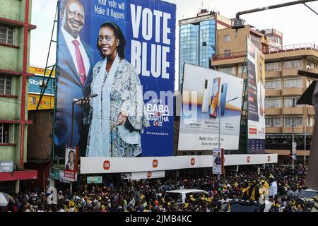 Nakuru, Kenya. 05th ago 2022. Il convoglio del candidato presidenziale dell'Alleanza Kwanza del Kenya Dr William Ruto guida un poster con le immagini di Azimio la Umoja candidato presidenziale e il suo compagno di corsa, Martha Karua durante una campagna di raduno nella città di Nakuru. Il Kenya si sta dirigendo verso le elezioni generali la prossima settimana dopo mesi di campagne politiche che terminano ufficialmente il 6 agosto 2022. Credit: SOPA Images Limited/Alamy Live News Foto Stock