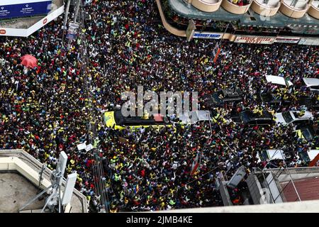 Nakuru, Kenya. 05th ago 2022. I sostenitori dell'Alleanza Kwanza Kenya si riuniscono per ascoltare il loro candidato presidenziale durante un raduno di campagna a Nakuru. Il Kenya si sta dirigendo verso le elezioni generali la prossima settimana dopo mesi di campagne politiche che terminano ufficialmente il 6 agosto 2022. Credit: SOPA Images Limited/Alamy Live News Foto Stock