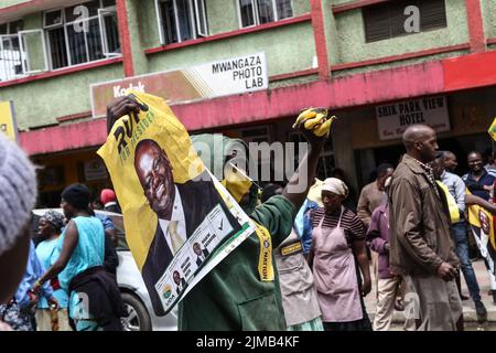 Nakuru, Kenya. 05th ago 2022. Un sostenitore del Kwanza Kenia candidato presidenziale tiene un manifesto con l'immagine del suo candidato presidenziale, il Dott. William Ruto durante un raduno di campagna nella città di Nakuru. Il Kenya si sta dirigendo verso le elezioni generali la prossima settimana dopo mesi di campagne politiche che terminano ufficialmente il 6 agosto 2022. Credit: SOPA Images Limited/Alamy Live News Foto Stock