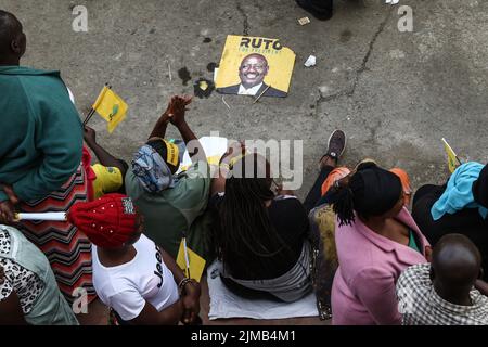 Nakuru, Kenya. 05th ago 2022. Kenya Kwanza sostenitori dell'Alleanza attendere il loro candidato presidenziale durante una campagna di raduno nella città di Nakuru. Il Kenya si sta dirigendo verso le elezioni generali la prossima settimana dopo mesi di campagne politiche che terminano ufficialmente il 6 agosto 2022. Credit: SOPA Images Limited/Alamy Live News Foto Stock