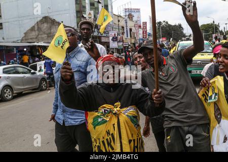 Nakuru, Kenya. 05th ago 2022. I sostenitori del Kwanza Kenia candidato presidenziale rallegrano durante un raduno di campagna a Nakuru Town. Il Kenya si sta dirigendo verso le elezioni generali la prossima settimana dopo mesi di campagne politiche che terminano ufficialmente il 6 agosto 2022. Credit: SOPA Images Limited/Alamy Live News Foto Stock