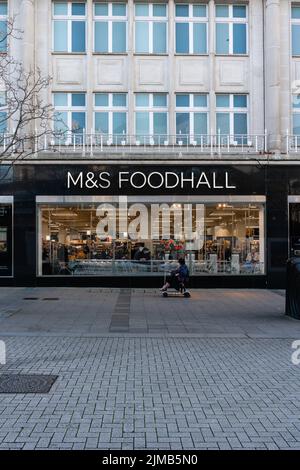 Una foto verticale del marchio "M&S Foodhall", Cornwall St., ampie finestre con vista degli acquirenti Foto Stock