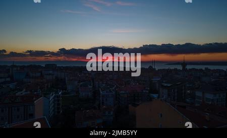 Un tramonto dietro le nuvole nella città di Istanbul Foto Stock