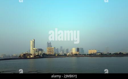 Lo skyline di Mumbai vista da Marina Drive in Mumbai, India Foto Stock