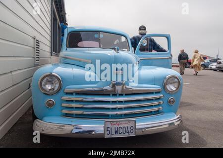 Blue Ford Super Deluxe sul molo di San Francisco. Foto Stock