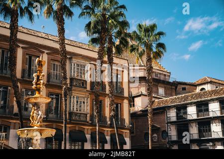 Bella vista della Fontana di Genova è il centro compositivo della Piazza della Costituzione a Malaga, Spagna Foto Stock