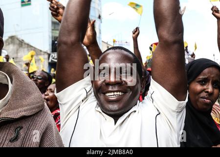 Nakuru, Kenya. 05th ago 2022. I sostenitori del Kwanza Kenia candidato presidenziale rallegrano durante un raduno di campagna a Nakuru Town. Il Kenya si sta dirigendo verso le elezioni generali la prossima settimana dopo mesi di campagne politiche che terminano ufficialmente il 6 agosto 2022. (Foto di James Wakibia/SOPA Images/Sipa USA) Credit: Sipa USA/Alamy Live News Foto Stock