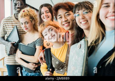 Studenti teen diversi che prendono selfie insieme Foto Stock