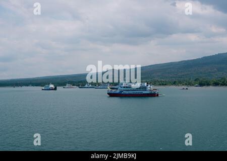 Kayangan, North Lombok, Indonesia - 9 luglio 2022: Navi traghetto ASDP che attracceranno sul porto di Kayangan Foto Stock