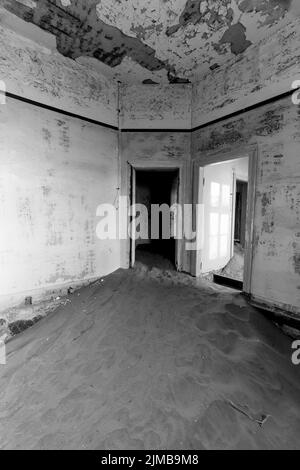 Abbandonata miniera di diamanti a Kolmanskop, mostrando edifici invasati dalla sabbia Foto Stock