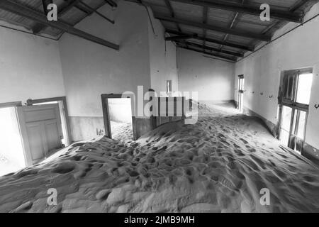 Abbandonata miniera di diamanti a Kolmanskop, mostrando edifici invasati dalla sabbia Foto Stock