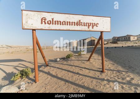 Cartello presso la miniera di diamanti abbandonata a Kolmanskop, Luderitz, Namibia Foto Stock