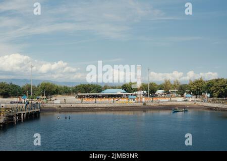 Kayangan, North Lombok, Indonesia - 9 luglio 2022: Navi traghetto ASDP che attracceranno sul porto di Kayangan Foto Stock