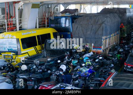 Kayangan, North Lombok, Indonesia - 9 luglio 2022: Navi traghetto ASDP che attracceranno sul porto di Kayangan Foto Stock