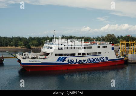 Kayangan, North Lombok, Indonesia - 9 luglio 2022: Navi traghetto ASDP che attracceranno sul porto di Kayangan Foto Stock