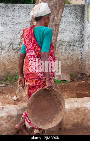 Una donna operatrice di costruzione indiana che lavora in un cantiere di costruzione a Chennai. Foto Stock