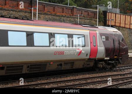 Un primo piano di un treno CrossCountry in partenza da una stazione ferroviaria di Sheffield, South Yorkshire, Inghilterra Foto Stock