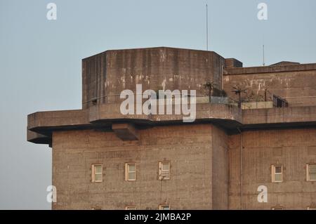 Gli alti bunker, ex torri flak, con terrazza sul tetto e palme ad Amburgo, Germania Foto Stock