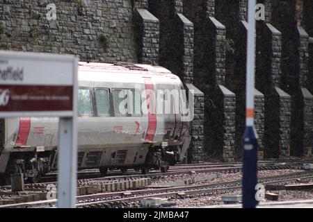 Un primo piano di un treno CrossCountry in partenza da una stazione ferroviaria di Sheffield, South Yorkshire, Inghilterra Foto Stock