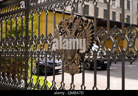 Mosca, Russia - 15 maggio 2022. L'emblema della Procura Generale sul cancello. Aquila a due teste con uno scudo e la legge dell'iscrizione Foto Stock