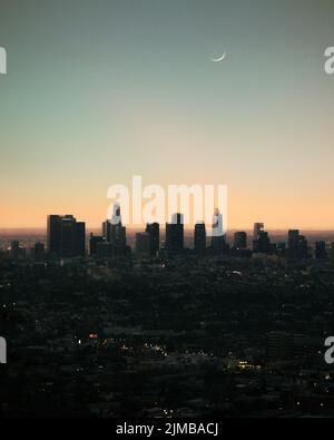 Una spettacolare ripresa verticale ad alto angolo della Luna sopra il centro di Los Angeles Foto Stock