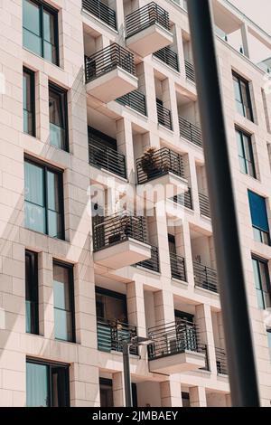 Un'immagine verticale del design di un moderno edificio residenziale con balconi Foto Stock
