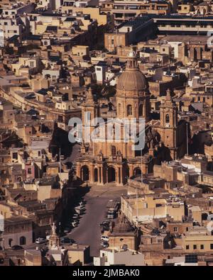 Una vista aerea dell'antica Chiesa di San Nicola a Siggiewi, Malta Foto Stock