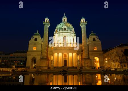 Vista notturna della famosa San Carlo, la Chiesa a Karlsplatz a Vienna, in Austria Foto Stock