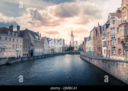 Una splendida vista sul canale di Spiegelrei con case tradizionali e la cattedrale nel centro storico di Bruges Foto Stock
